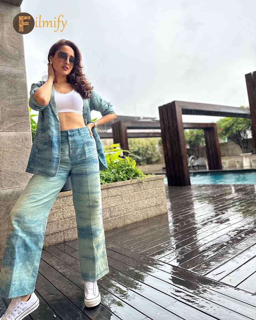 Pragya Jaiswal flaunts her trendy outfit