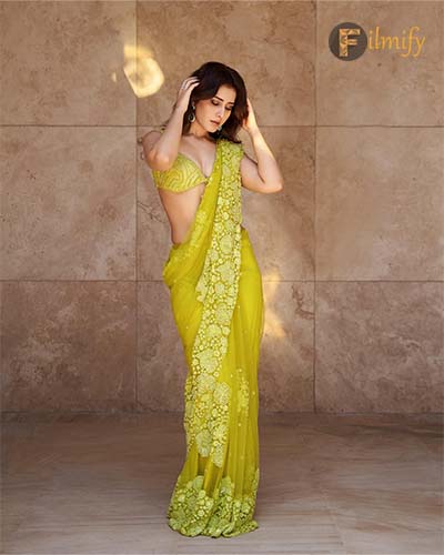 Tollywood Actress Raashii Khanna: The Epitome of Green Hot Beauty