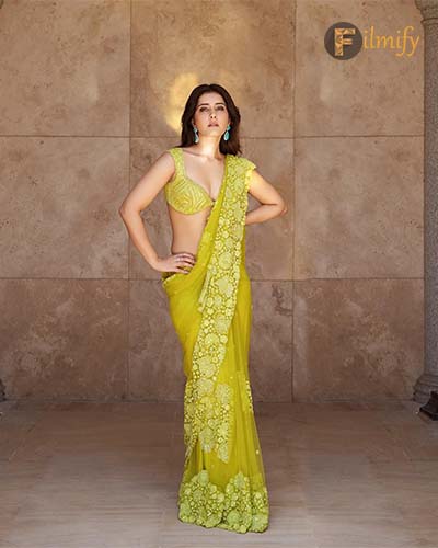 Tollywood Actress Raashii Khanna: The Epitome of Green Hot Beauty
